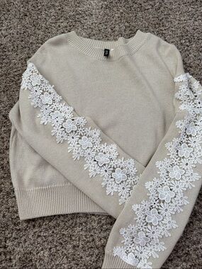 Divided H&M Floral-Appliqué Sweater XS